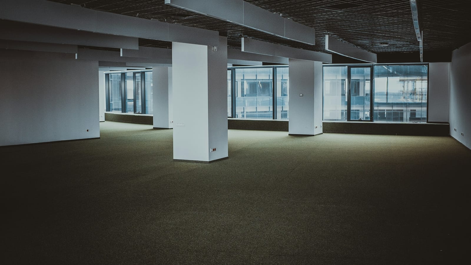 Boşaltılmış geniş ofis katı