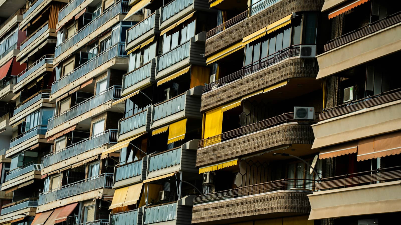 Çok katlı apartmanın balkonlu cephesi