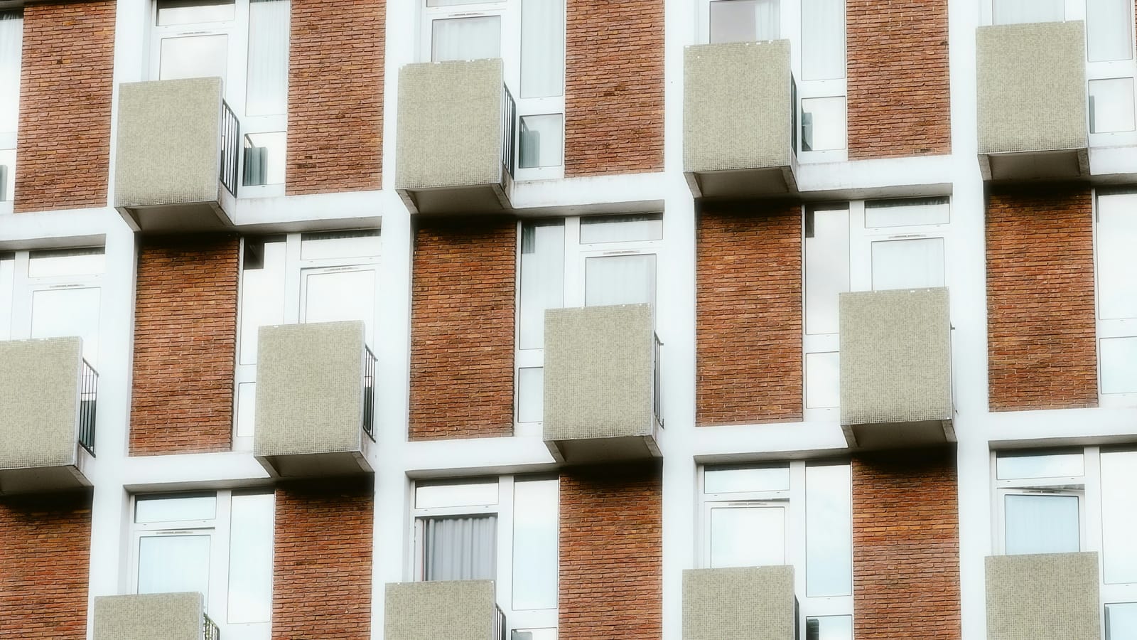 Çok katlı apartmanın pencereli cephesi