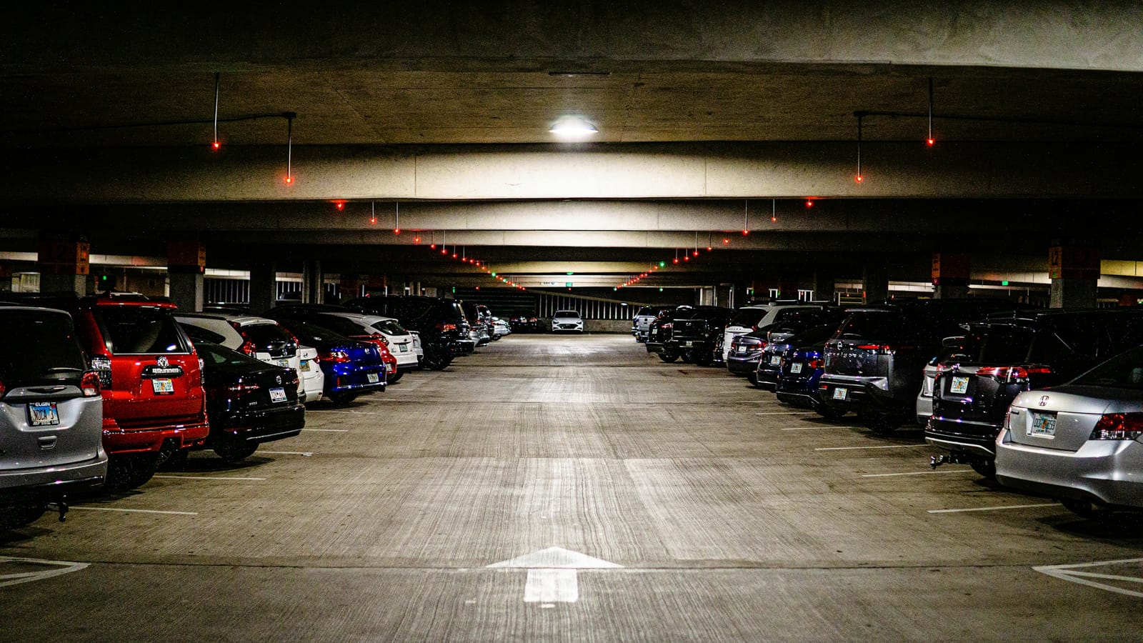 Kapalı otoparkta sıralanmış araçlar