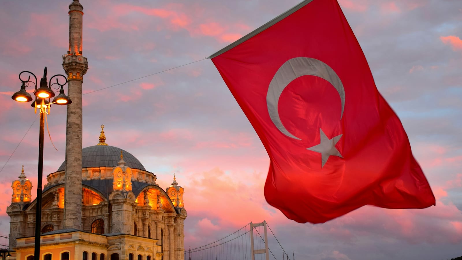 Akşam ışığında Türk bayrağı