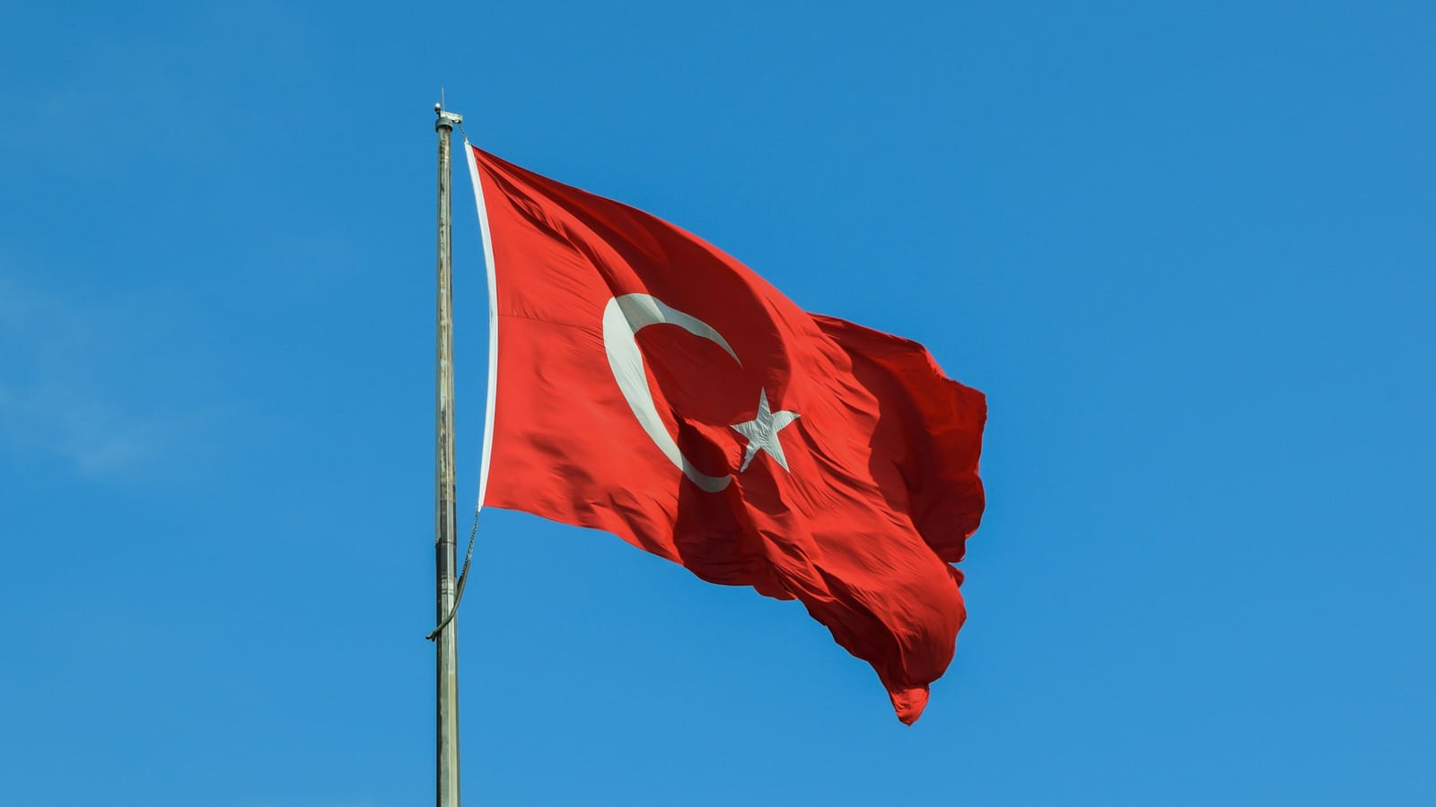 Gökyüzünde dalgalanan Türk bayrağı
