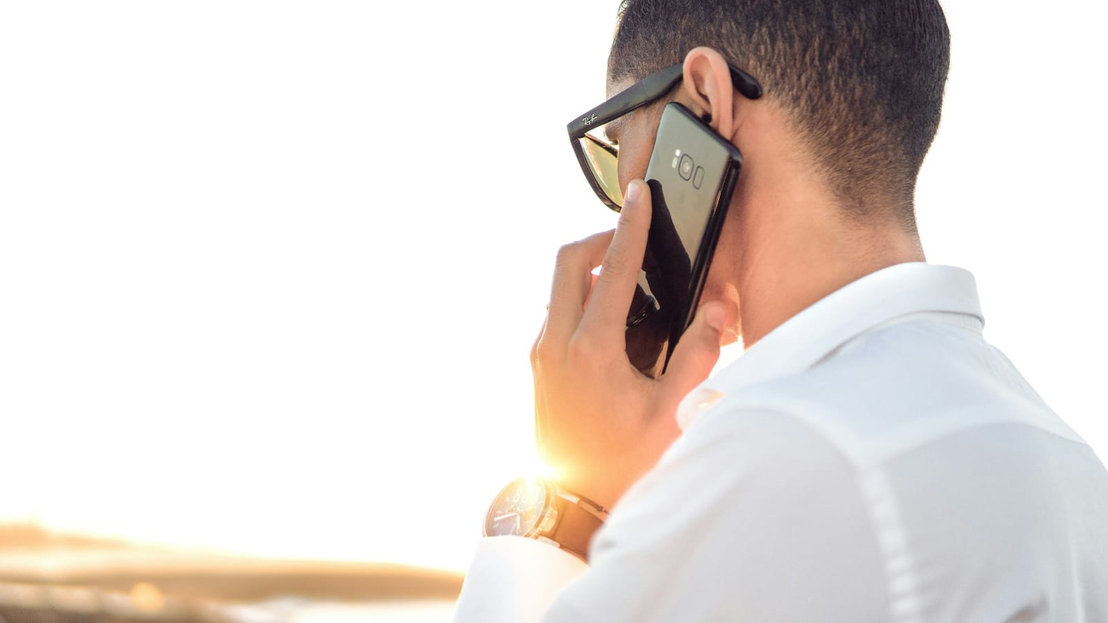 Telefonla konuşan kişi