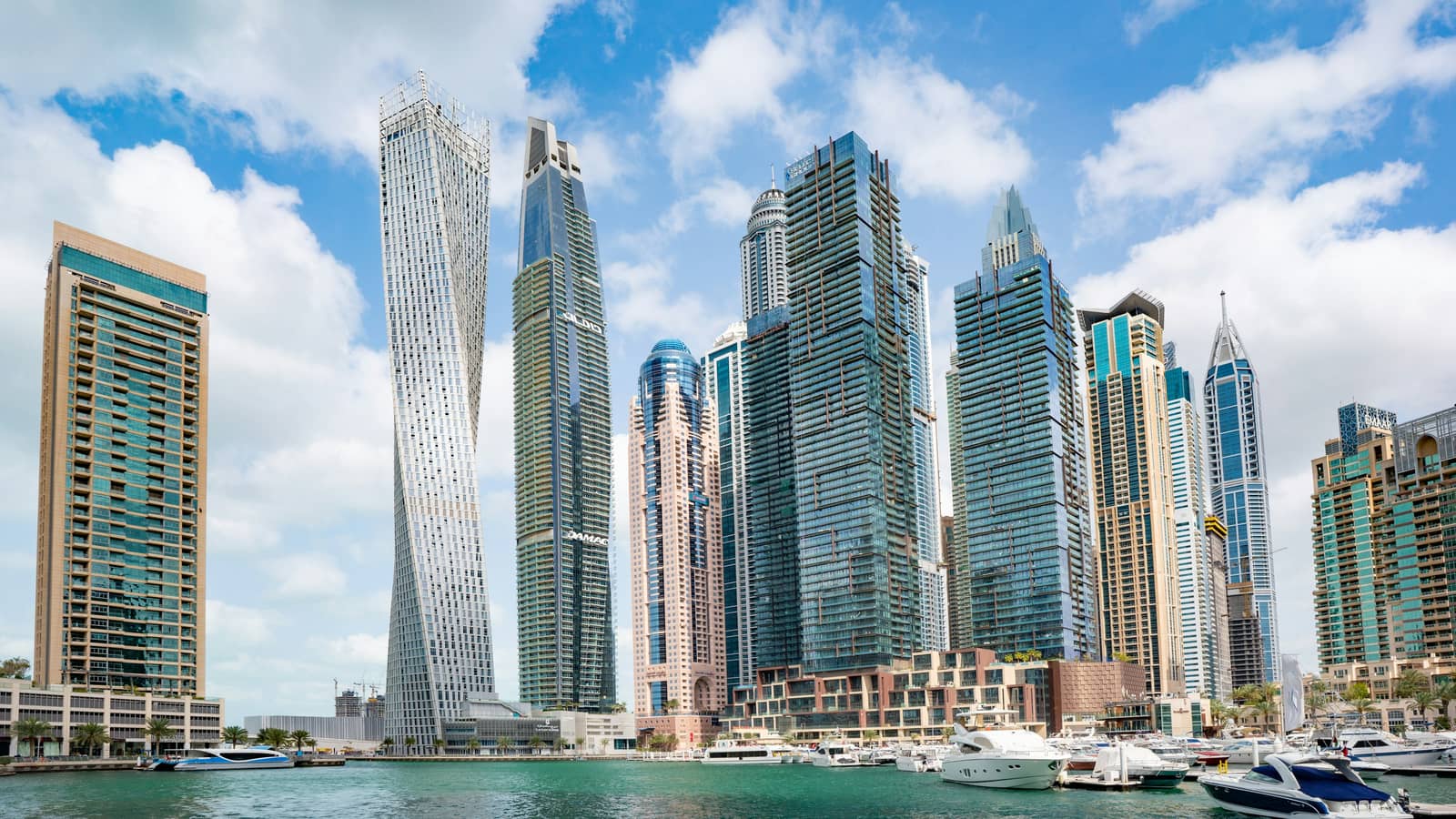 Dubai Marina'da su kenarına dizilmiş yatlar ve arkalarında yükselen gökdelen sırası