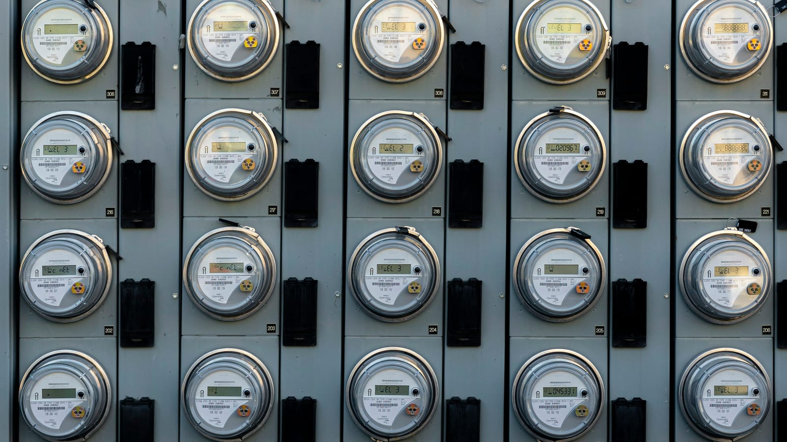 Duvara sıralanmış elektrik sayaçları