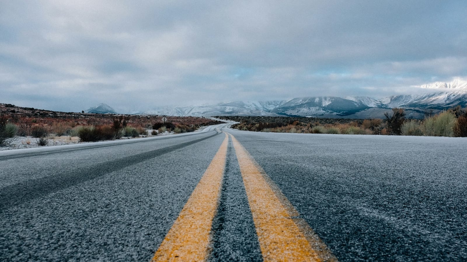 Şerit çizgileriyle uzanan asfalt yol