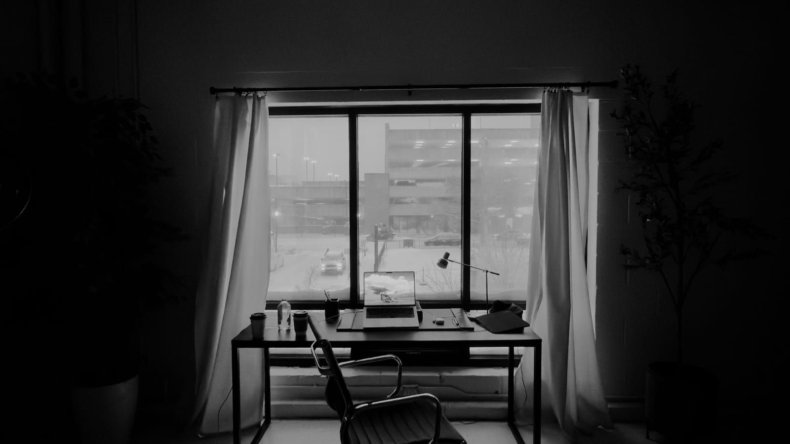 Karanlık ofis, siyah-beyaz