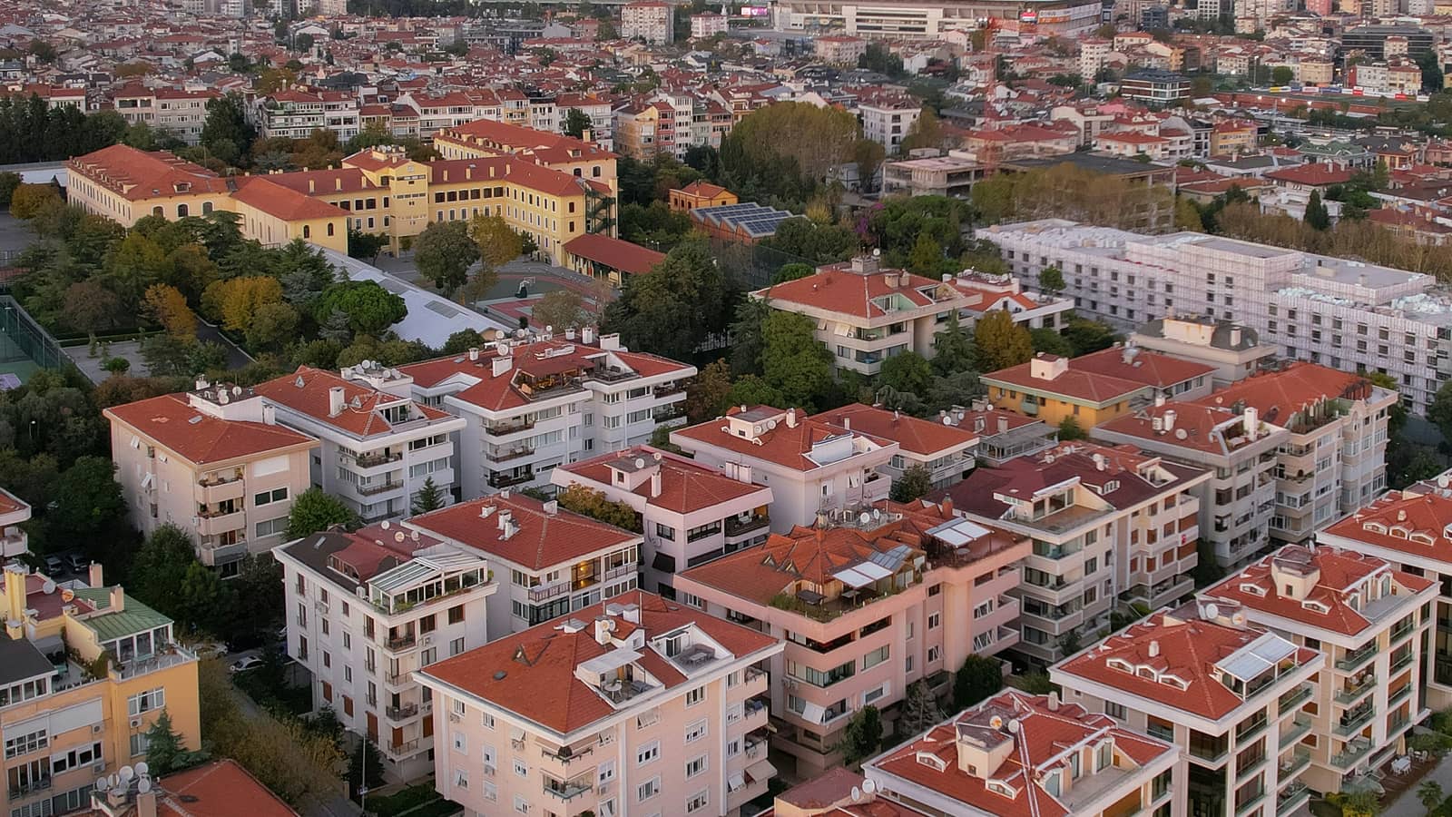 Kırmızı çatılı apartmanların havadan görünümü