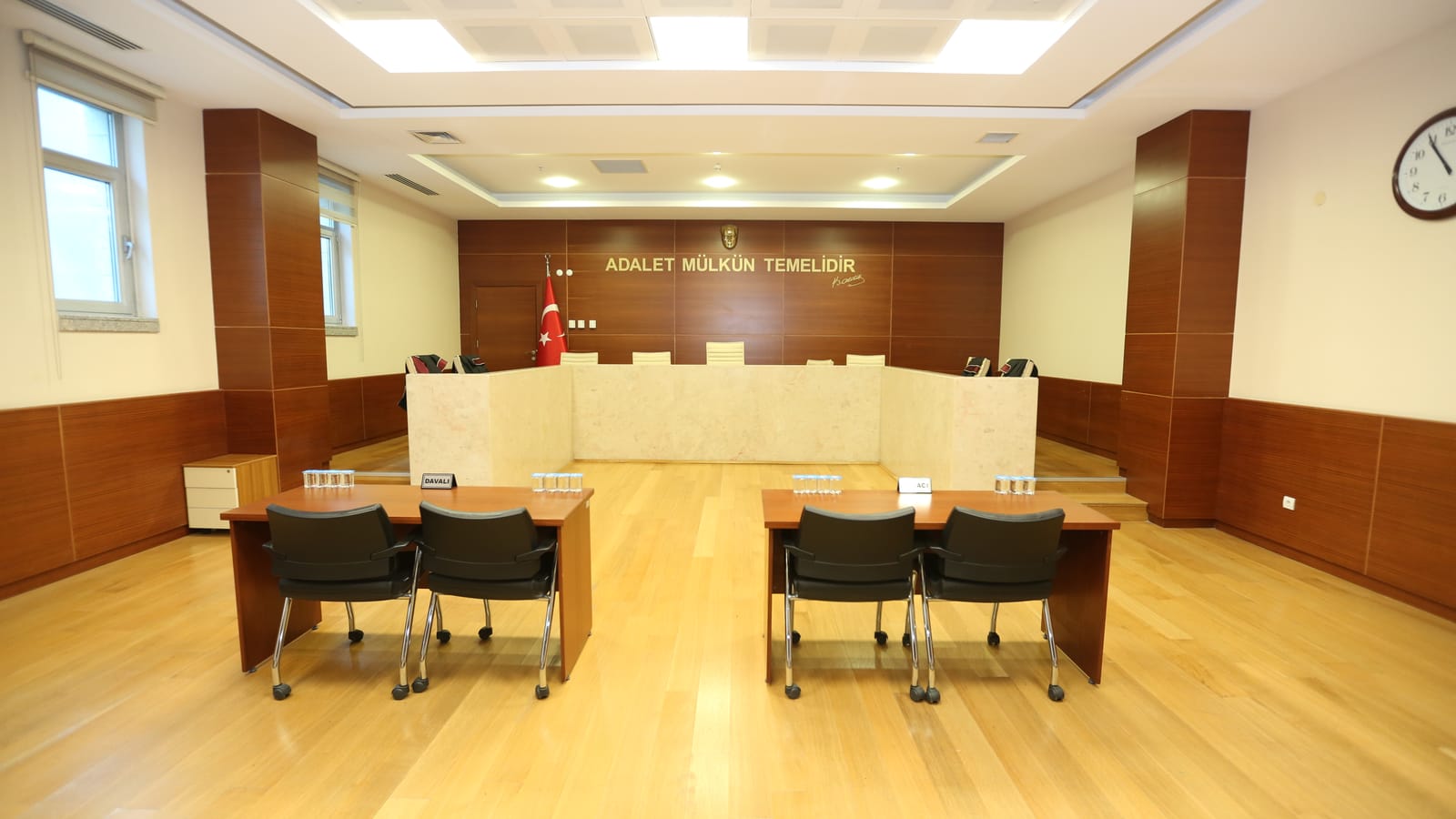 Boş duruşma salonu