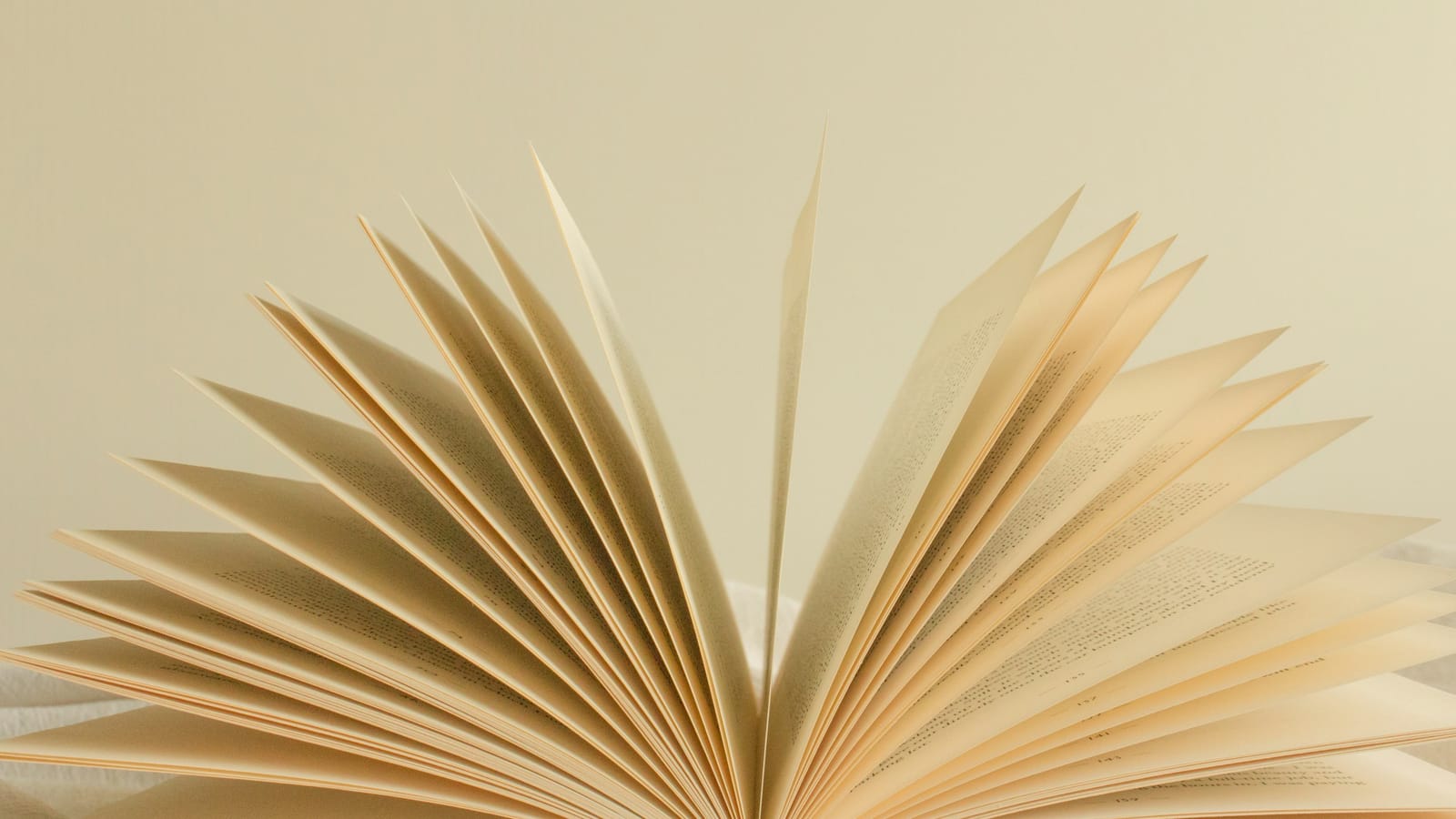 Yelpaze gibi açılmış kitap sayfaları