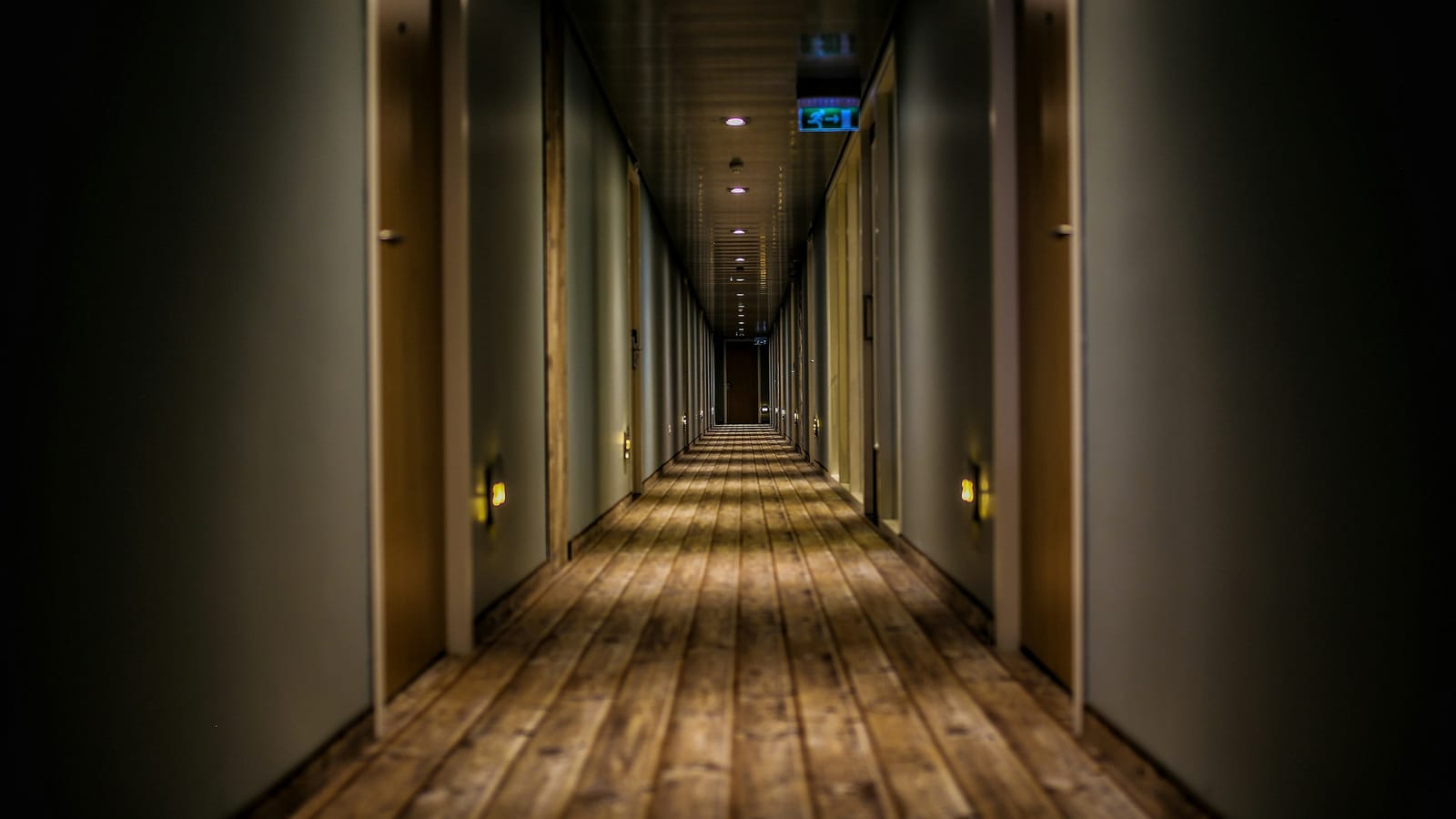 Daire kapılarının sıralandığı apartman koridoru