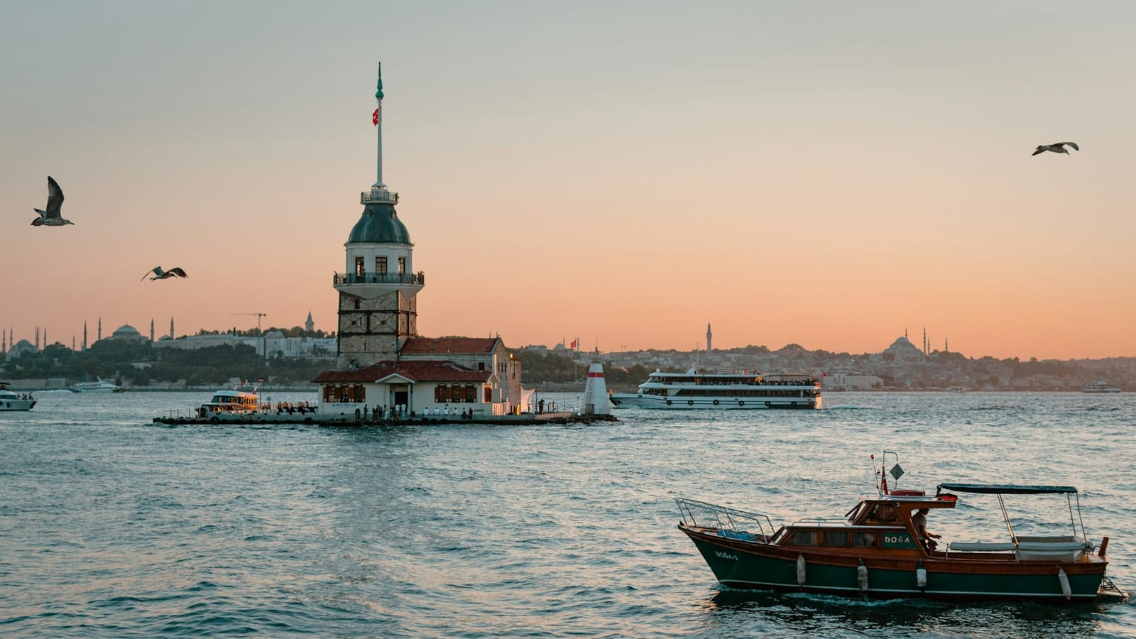 Denizden Kız Kulesi ve balıkçı teknesi