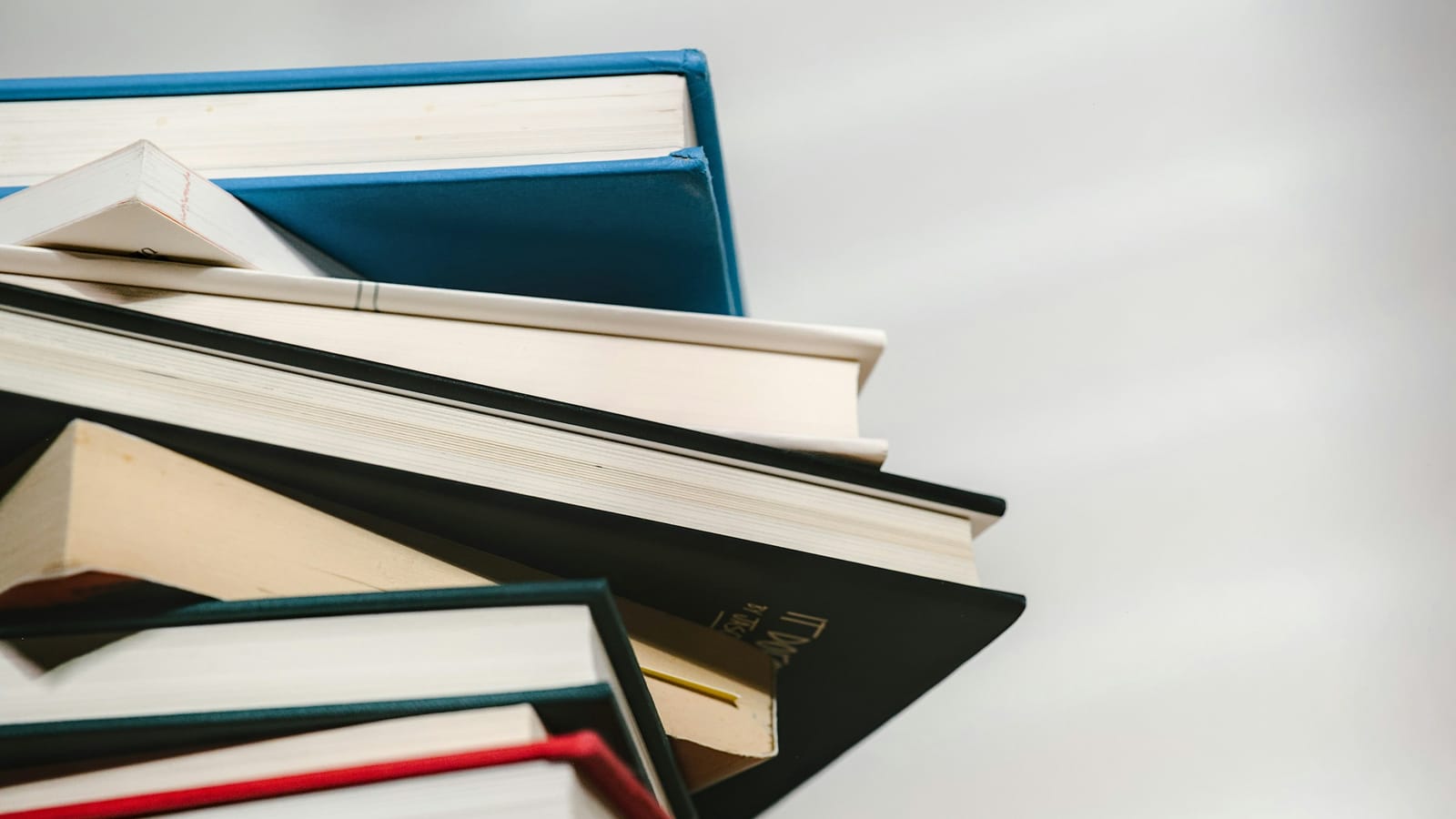 Üst üste konmuş kitap ve kâğıtlar