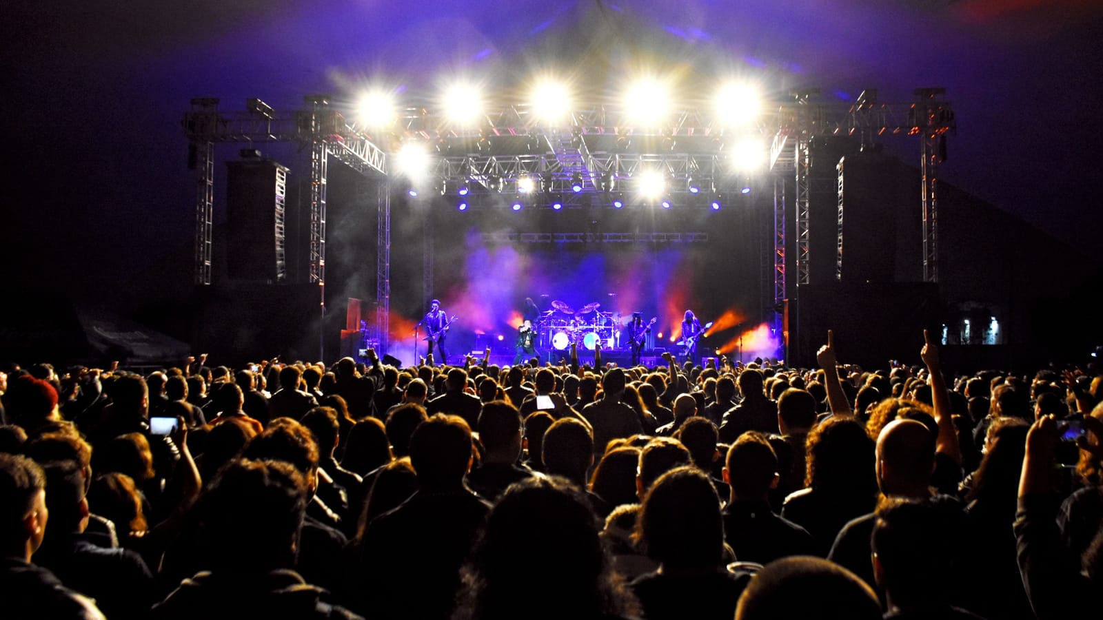 Konser sahnesi ve kalabalık