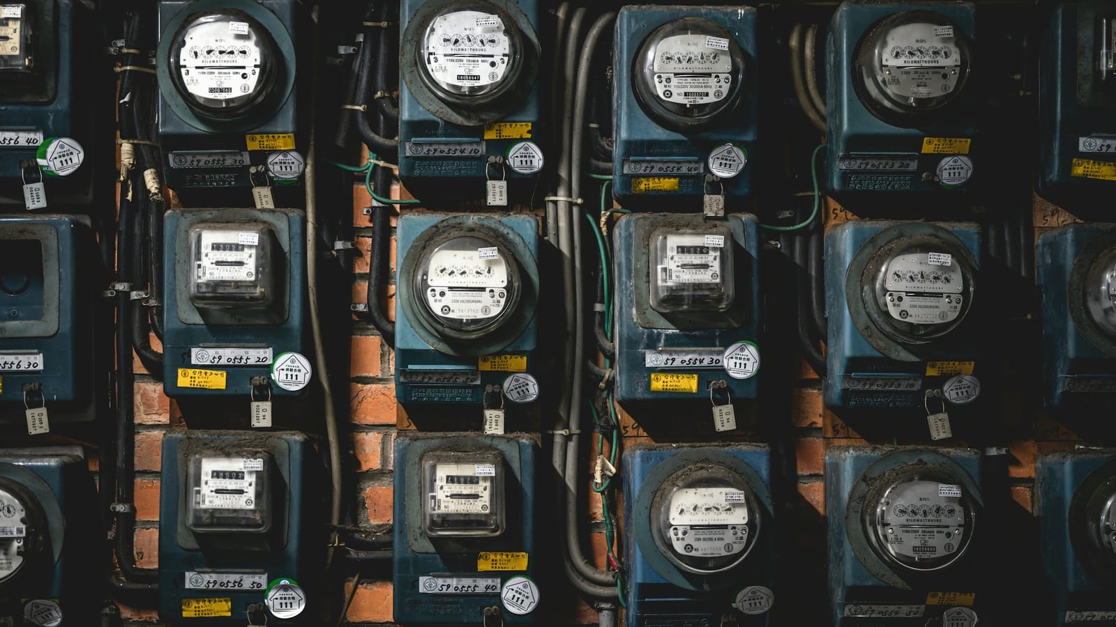 Yan yana dizilmiş eski elektrik sayaçları