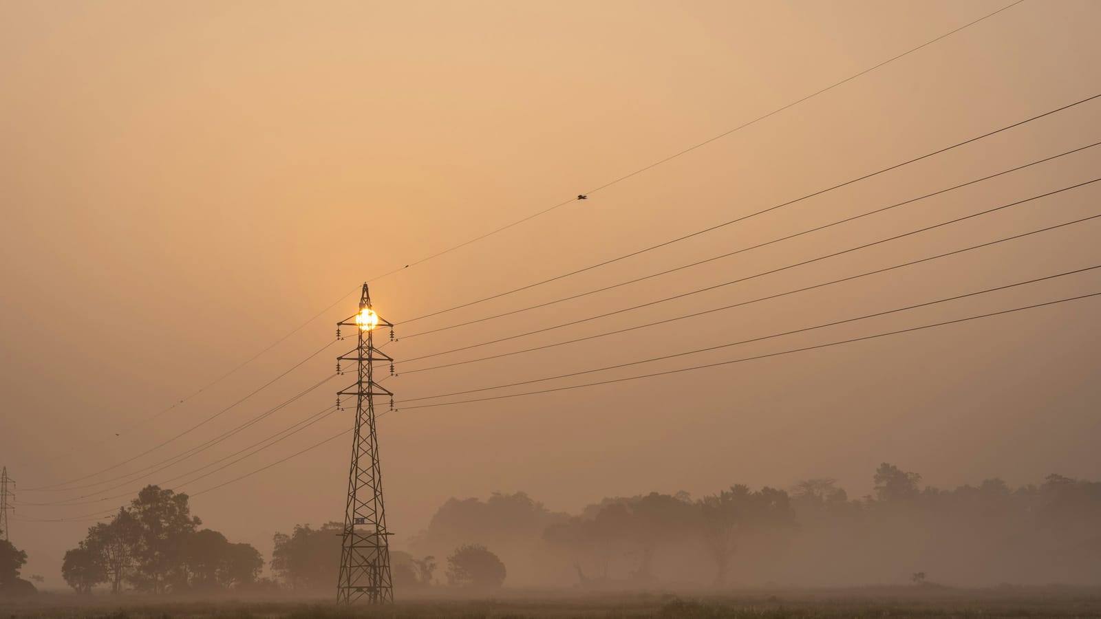 Gün batımında elektrik iletim direği