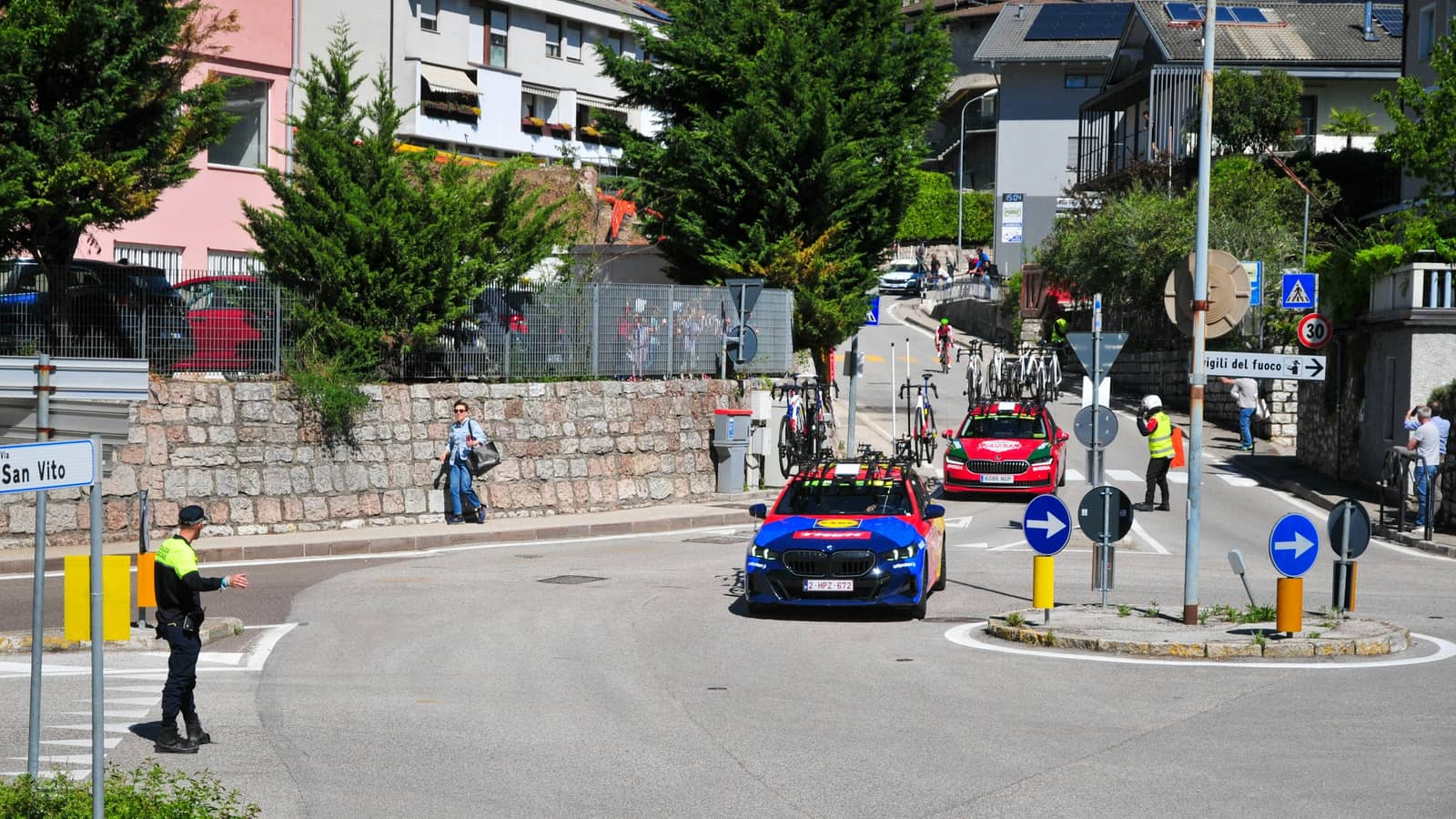 Kavşakta trafiği yöneten görevli