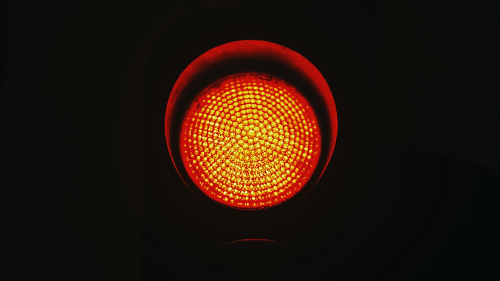 Yanan kırmızı trafik lambası