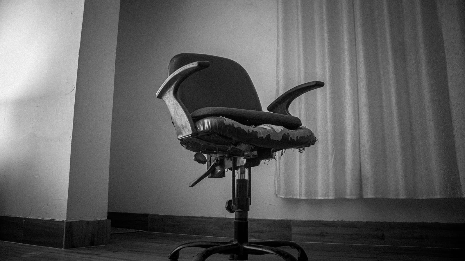 Tek başına duran boş ofis koltuğu
