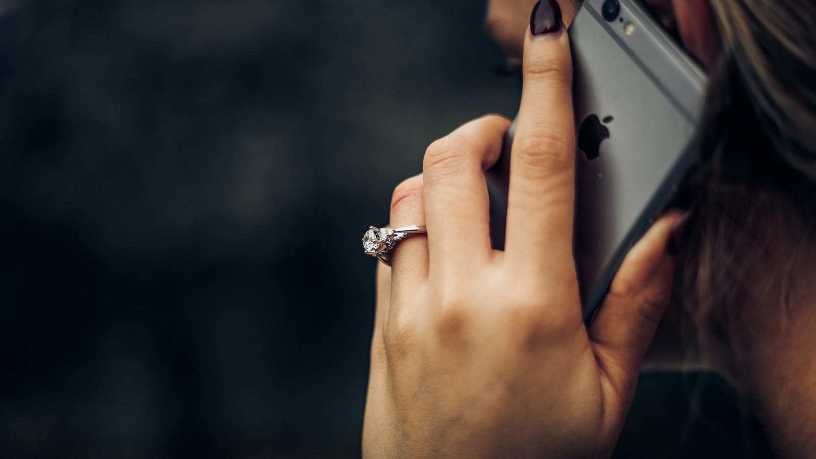 Karanlıkta telefon tutan el