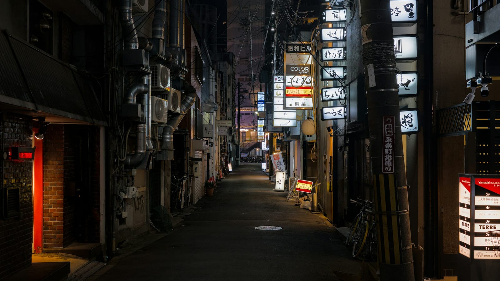 Neon tabelalı gece sokağı
