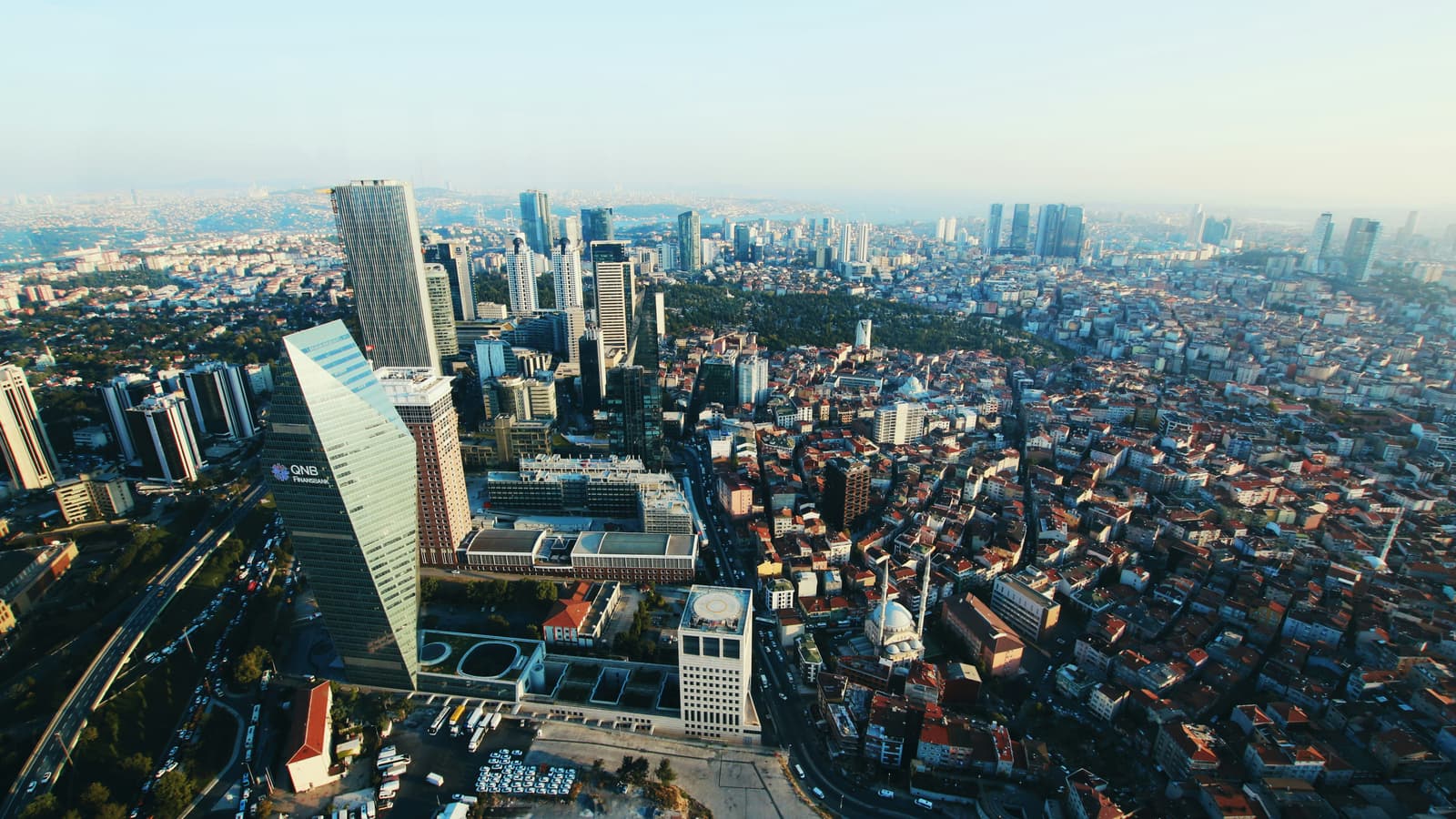 Havadan şehir görünümü: gökdelenler ve konut dokusu
