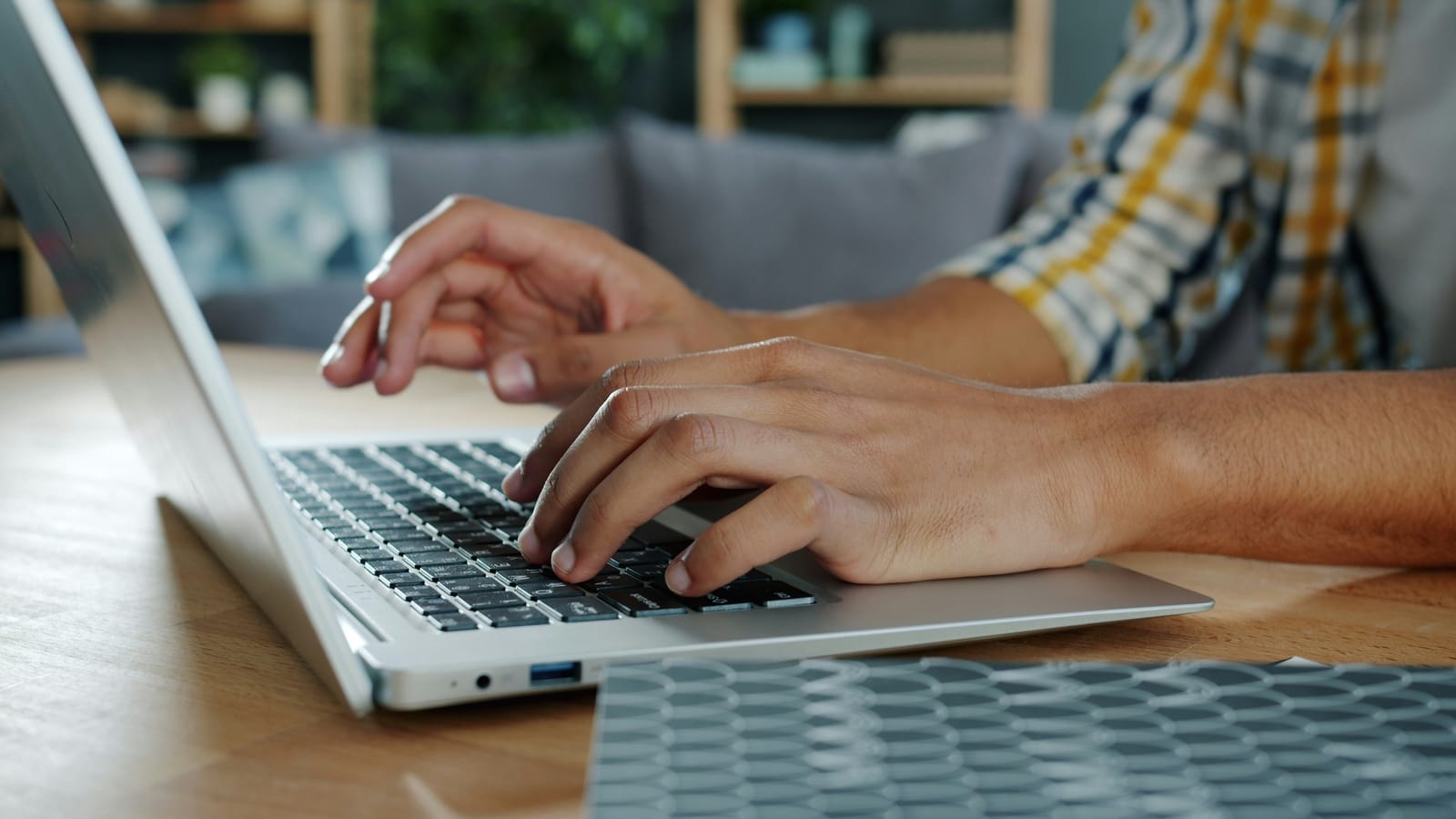 Savcılık dosya sorgulama için evde dizüstü bilgisayarda e-Devlet işlemi yapan kişinin elleri