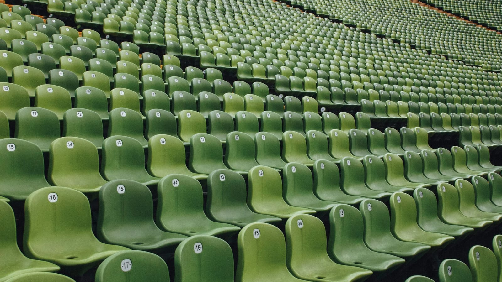 Boş yeşil tribün koltukları