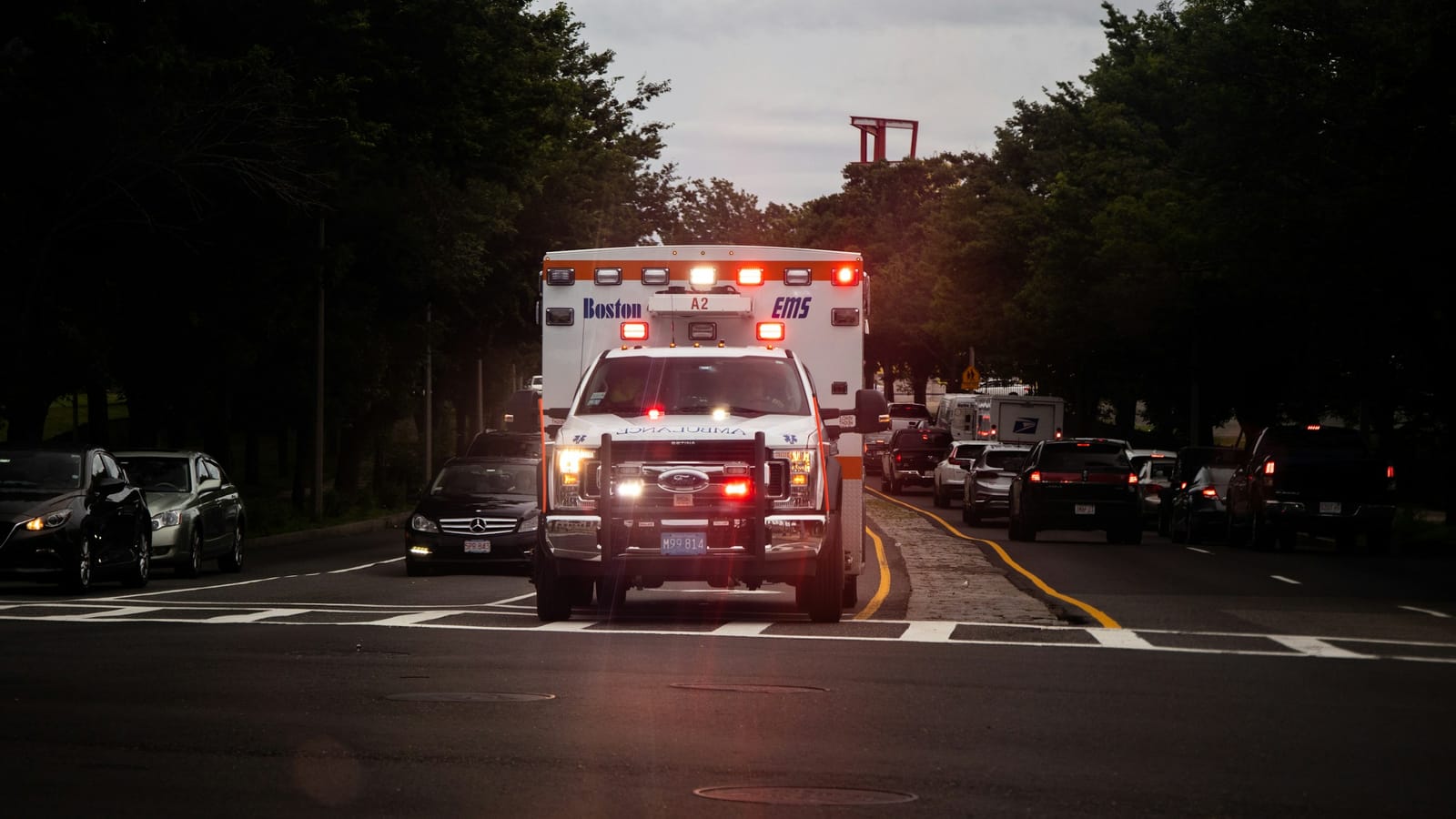 Gece caddesinde ambulans
