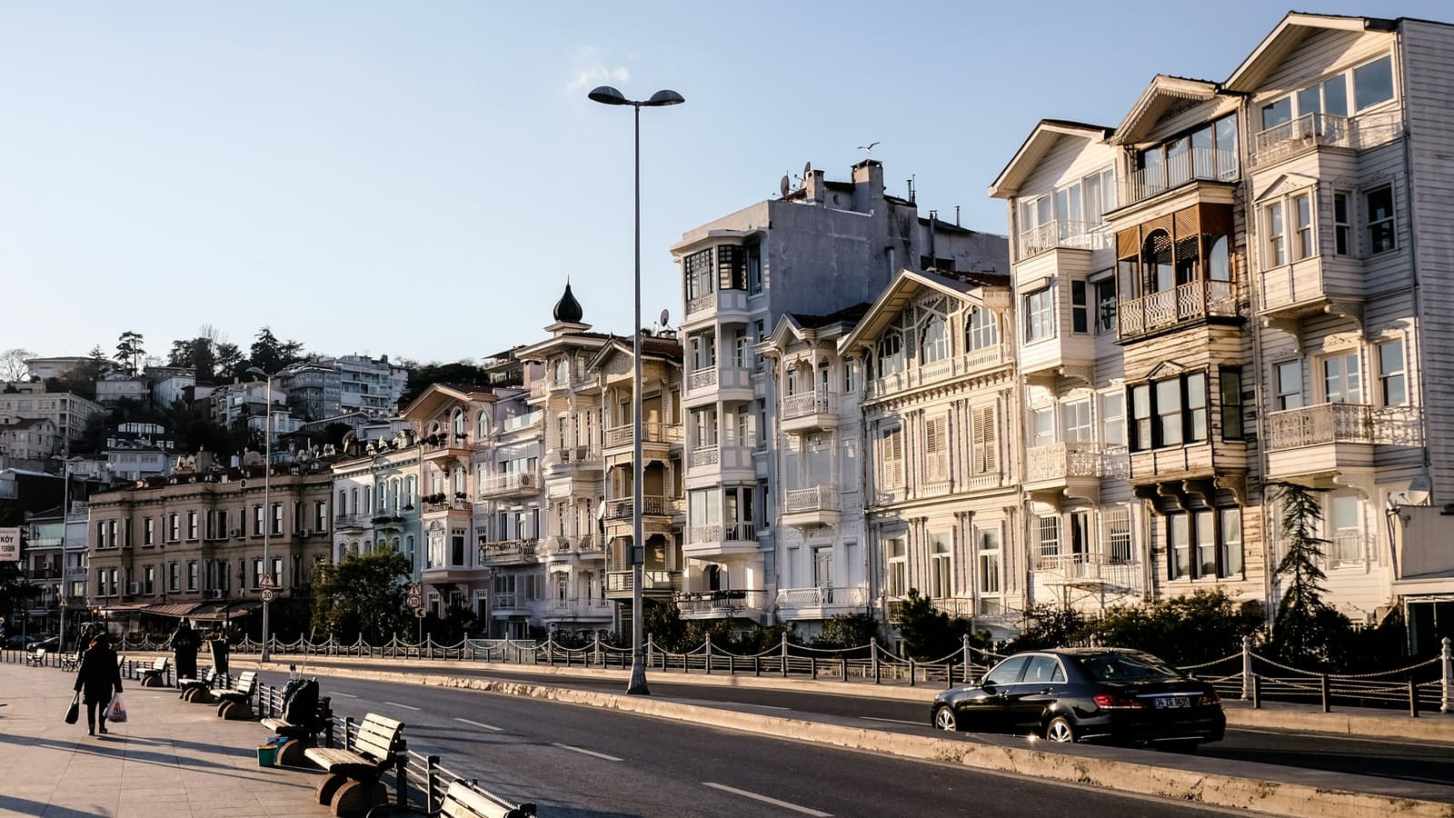 Boğaz kıyısındaki yalılar ve konutlar