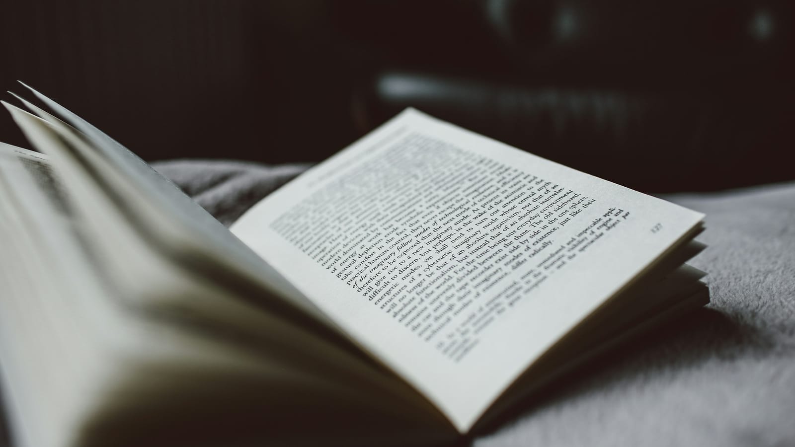 Elde tutulan açık kitap