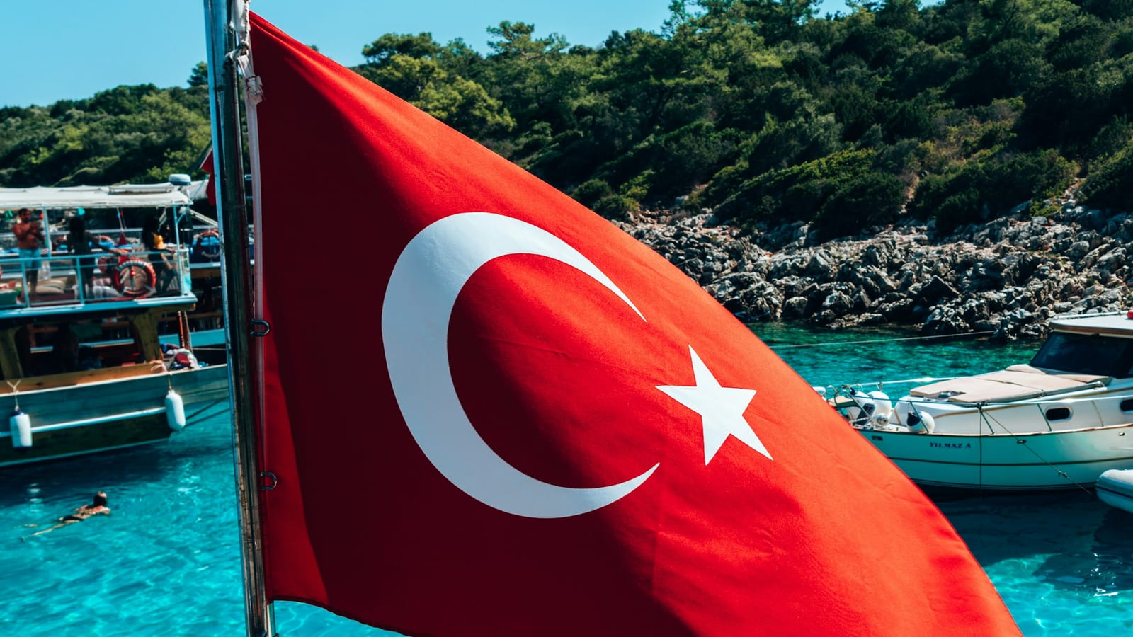 Kıyıda dalgalanan Türk bayrağı