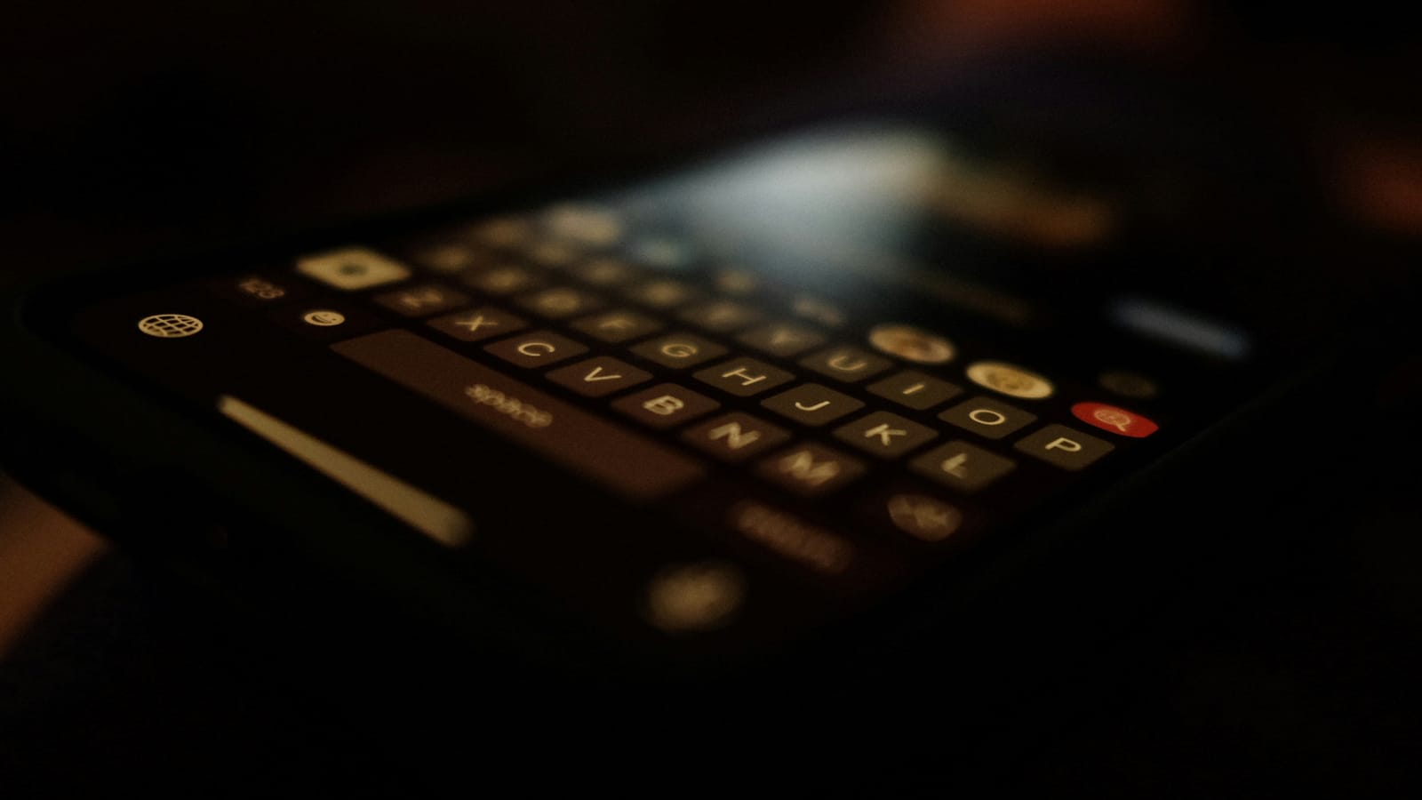 Karanlıkta aydınlanan telefon tuş takımı