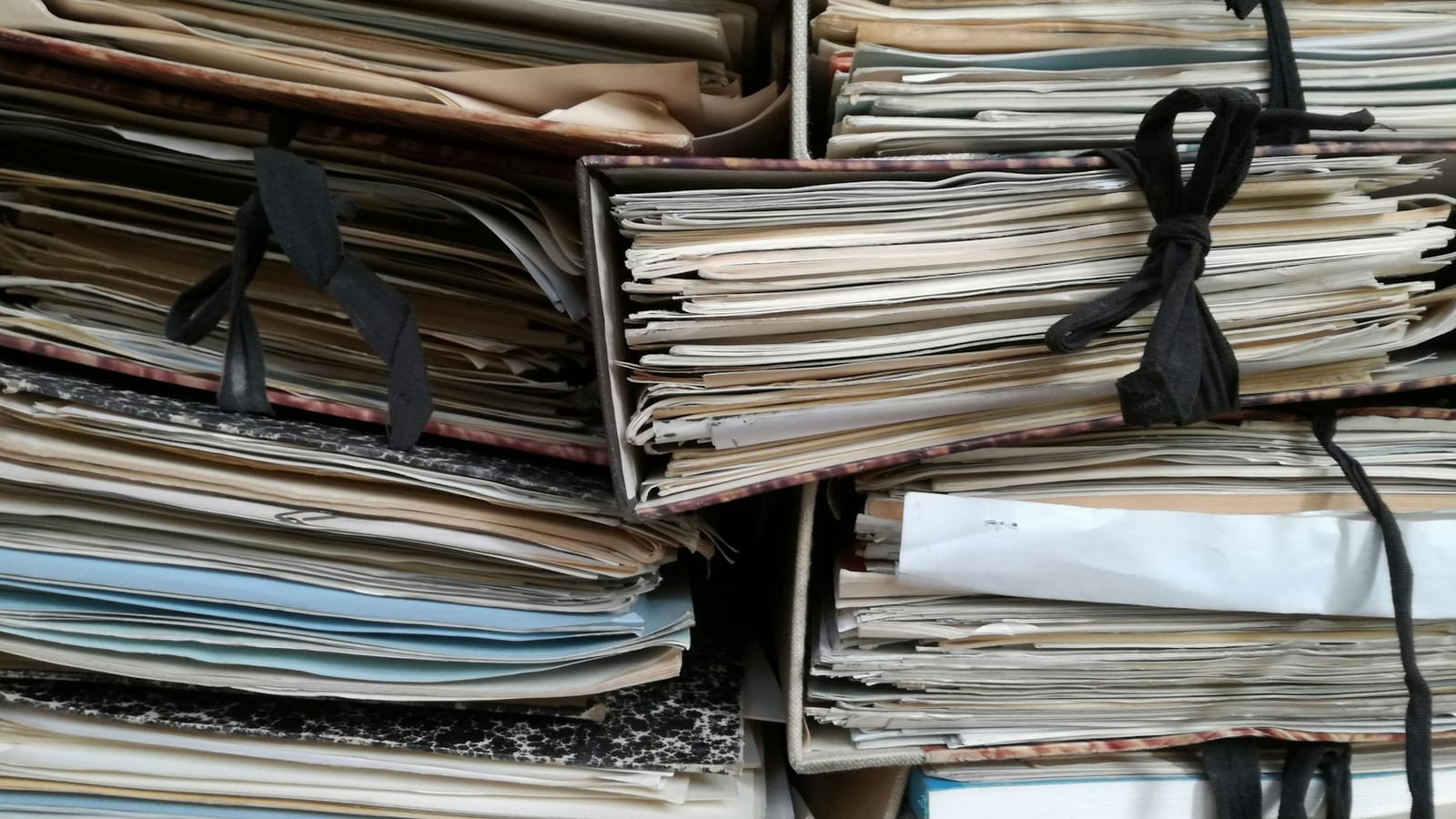 Bağlanmış eski defter ve dosya yığını