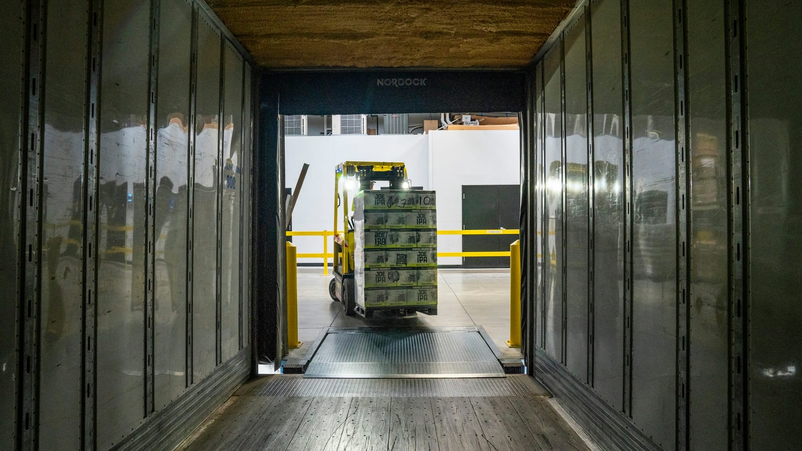 Depoda palet taşıyan forklift