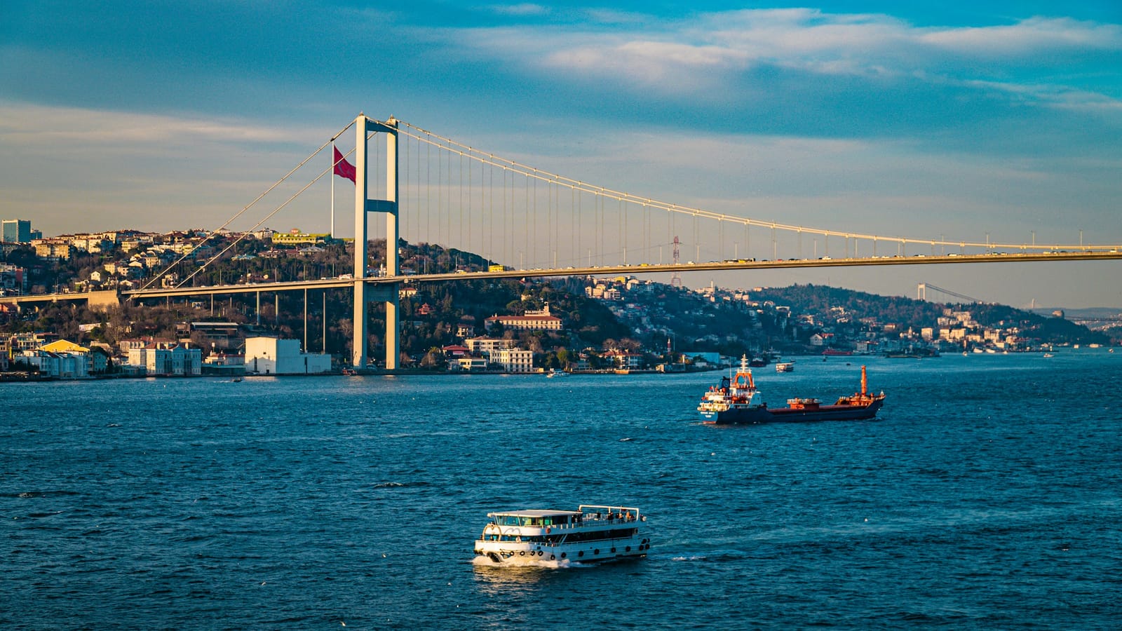 Gündüz Boğaz köprüsü ve gemi