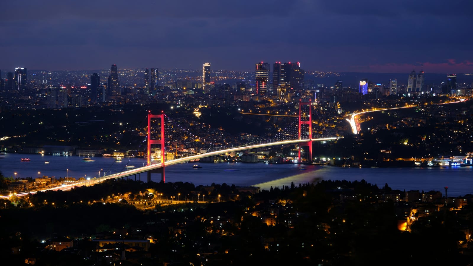 Gece aydınlatmalı Boğaz köprüsü