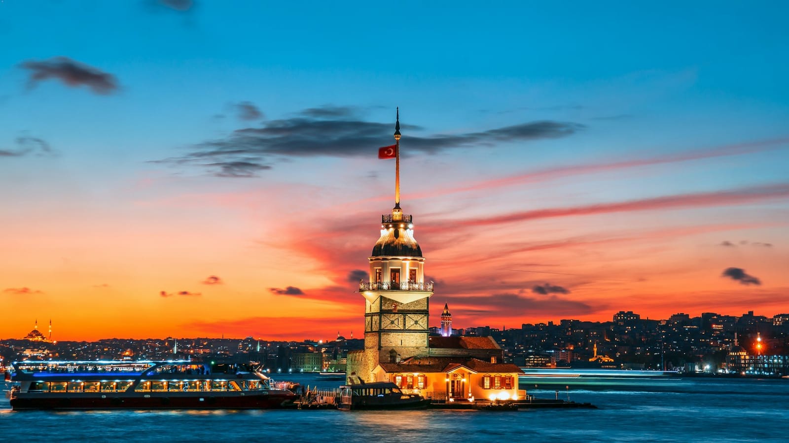Gün batımında Kız Kulesi ve Boğaz