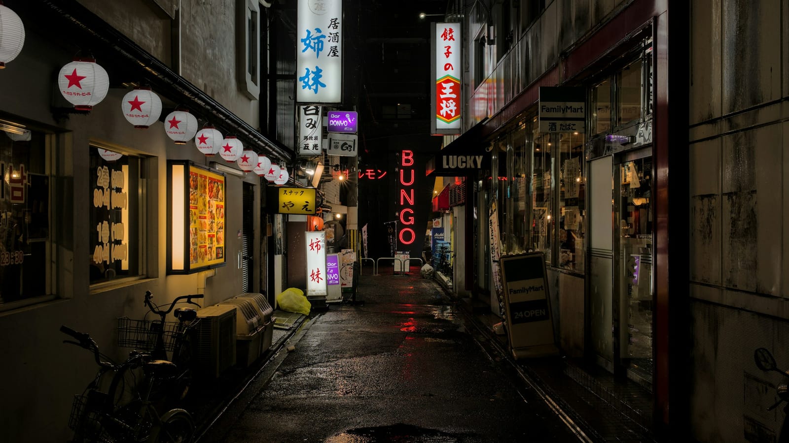 Gece aydınlatmalı dar çarşı sokağı