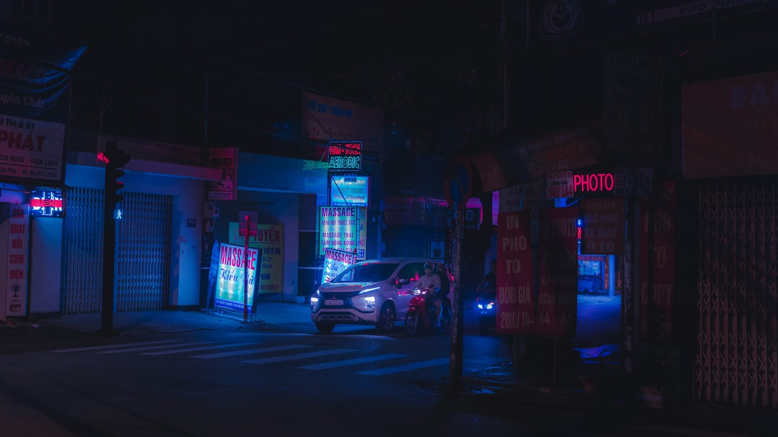 Gece sokağında park hâlindeki araç