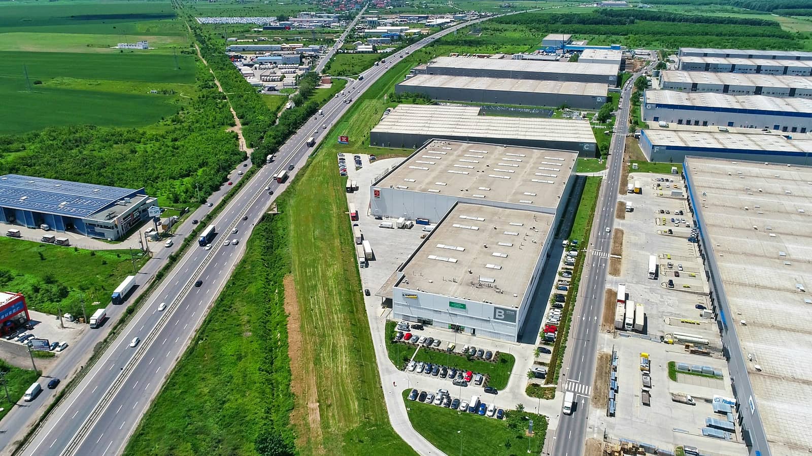 Havadan sanayi bölgesi ve depo binaları